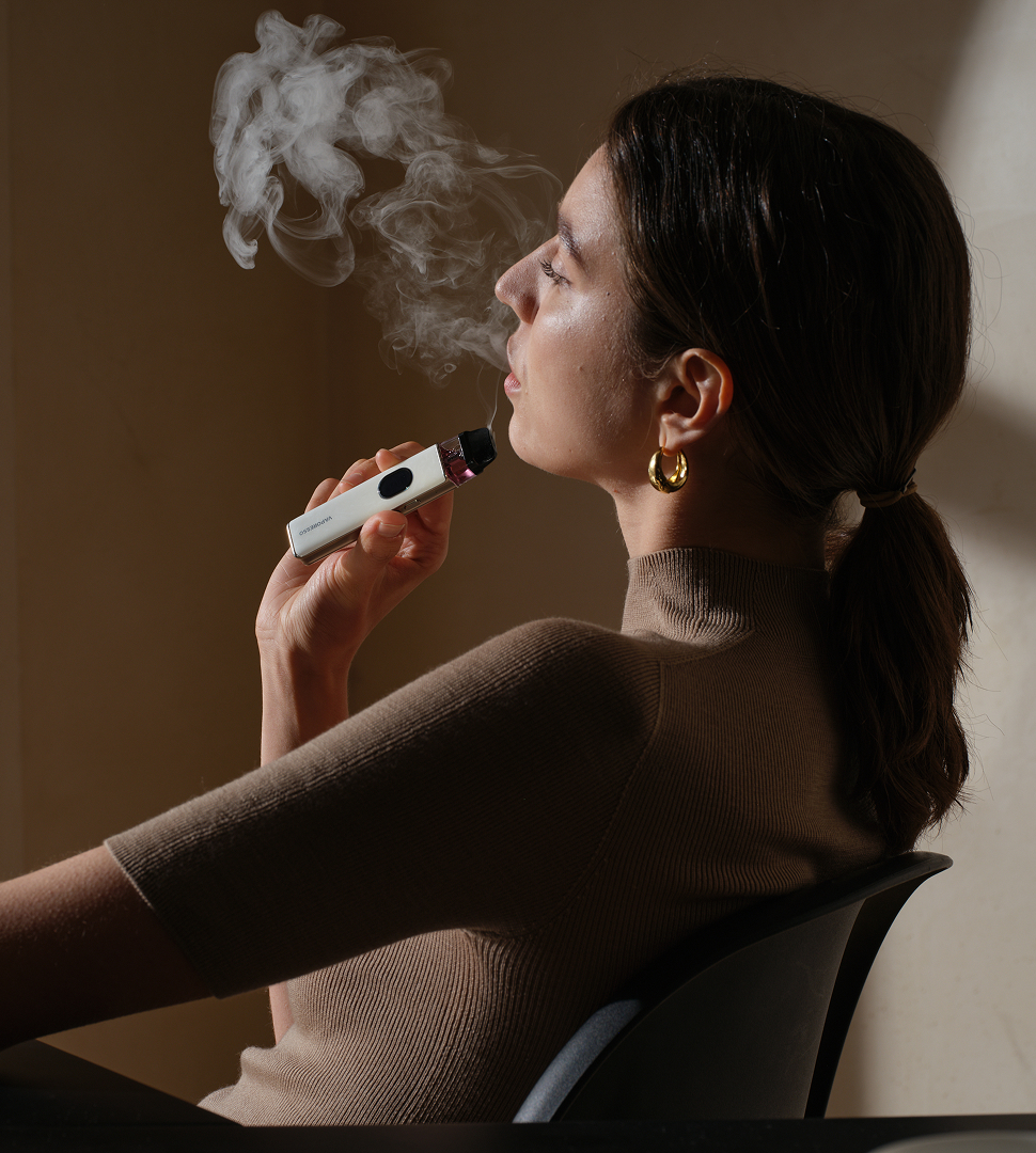 Vaper enjoying XROS 5 – adjustable airflow vape designed for smooth nicotine salt delivery with reduced leaking.