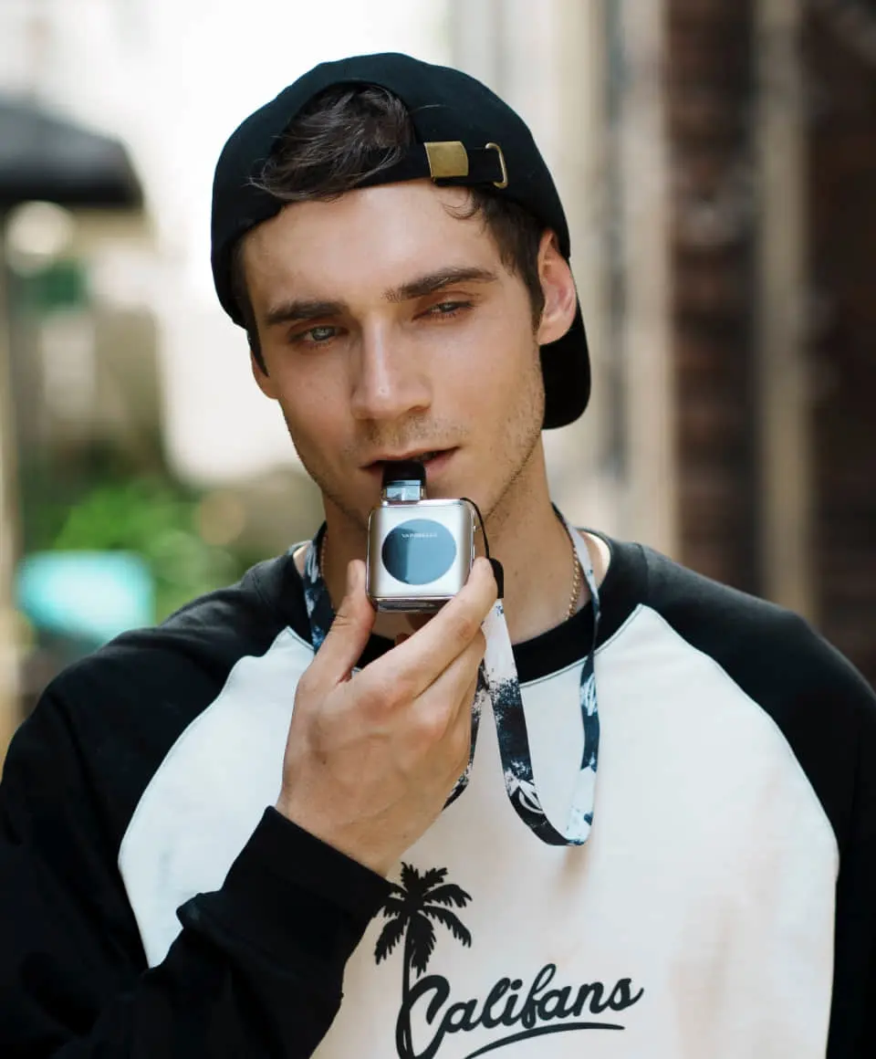 A user enjoying the Vaporesso XROS 4 NANO with its auto-draw feature. This simple activation makes it the best mtl vape for convenience, perfect for a smooth mouth to lung vape.